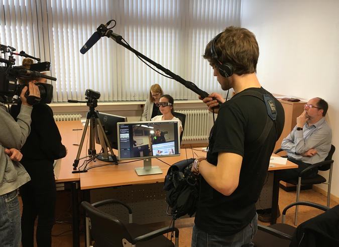 Die NDR-Redaktion „Wirtschaft“ besuchte für ihre Dreharbeiten zur Sendung „Die Tricks mit Mode und Schnäppchen“ die Jade Hochschule in Wilhelmshaven. (Foto: Jade HS)