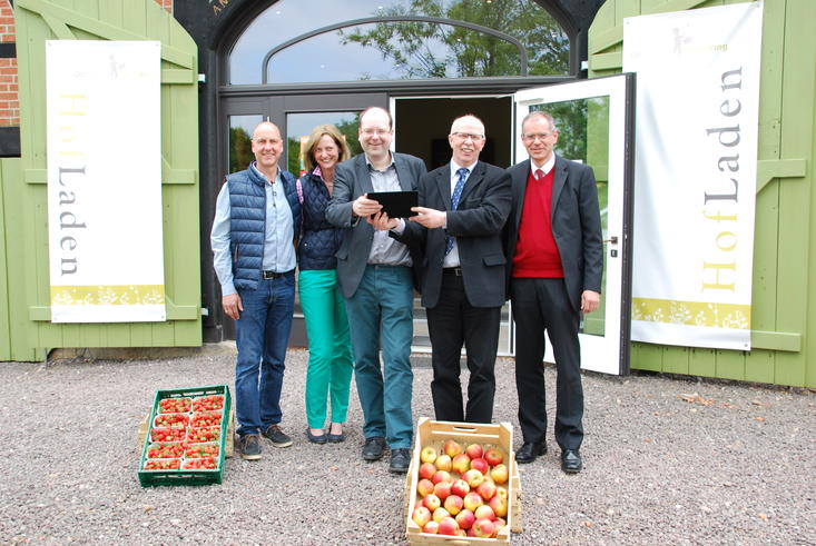 Vereinfachen die Suche nach Produkten aus heimischer Landwirtschaft (v. li.n.re.): Hofeigentümer Christoph und Maria Wedeking, Landwirtschaftsminister Christian Meyer, Kammerpräsident Gerhard Schwetje, Prof. Dr. Gerd Hilligweg, Jade Hochschule. <span> Foto: Walter Hollweg, Landwirtschaftskammer Niedersachsen</span>