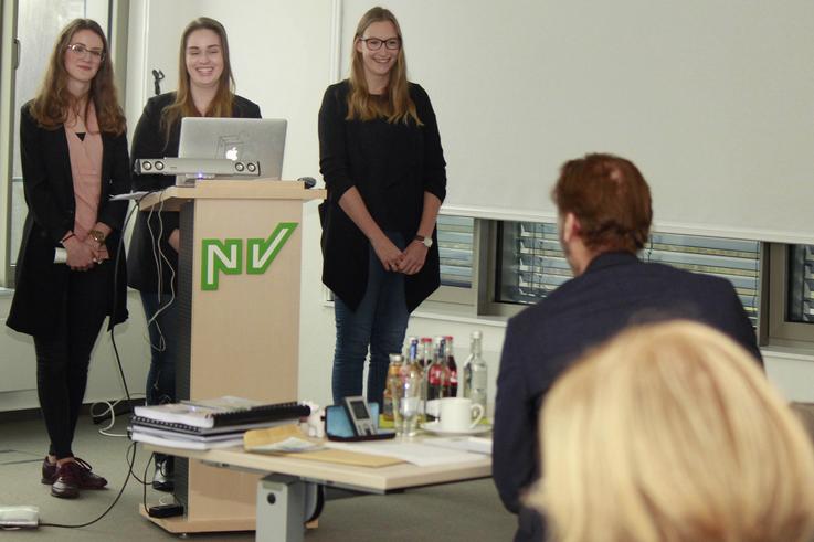 Julia Bellan, Kimberley Böse und Larissa Strangmann (von links) von der fiktiven Werbeagentur „PR & Meer“ präsentieren ihr PR-Konzept vor dem Auftraggeber.