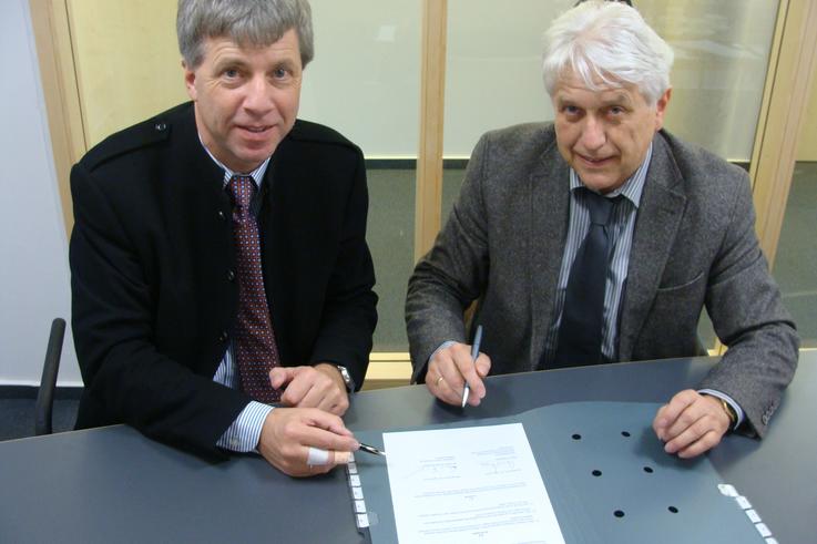 Hochschulpräsident Dr. Elmar Schreiber (li) und Hans Francksen, Geschäftsführer der Betreibergesellschaft des Technologiezentrum Nordenham, der Zukunftszentrum Technologie Nordenham-Wesermarsch GmbH.