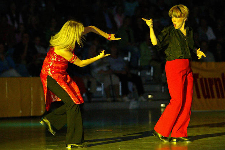 Sabina Zoller (re.) steppt mit ihrer Tochter in der Sportshow 2006. Foto: Piet Meyer.