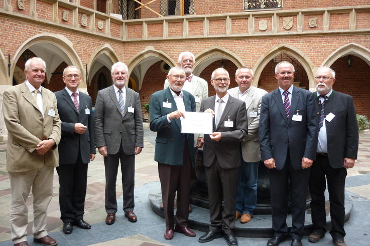 Prof. Joachim Lenz (4.v.li.), Gründer der Lenz-Stiftung, Dr. Manfred Veenker (3.v.li.), iro-Vorstandsmitglied und Mitglied im Stiftungsrat sowie Prof. Dr. Manfred Weisensee (2.v.li.), Vizepräsident der Jade Hochschule und Mitglied im Kuratorium, übergaben in Krakau den Preis „Jugend baut Europa“ an Prof. Dr. Kurt Kliesch (4.v.re.), Fachhochschule Frankfurt. Foto: iro