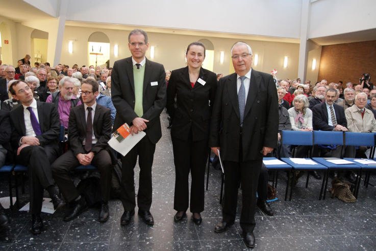 Dekan Prof. Dr. Gerd Hilligweg (Fachbereich Wirtschaft der Jade Hochschule, li.) und Dr. Karolina Vöge (Leiterin der Konrad-Adenauer-Stiftung Oldenburg) freuten sich über einen gelungenen Vortrag von Prof. Dr. Klaus Töpfer (re.).