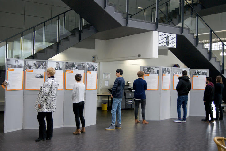 Auf 17 Plakaten informiert die Ausstellung über die Politikerinnen Helene Weber, Elisabeth Selbert, Frieda Nadig und Helene Wessel, die das Grundgesetz mit erarbeitet haben. <span>Foto: Sylvia Noll/Jade HS</span>