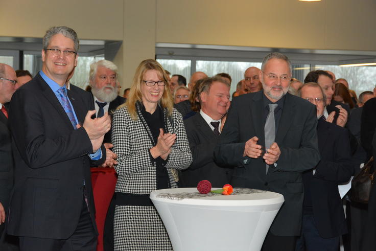 (v.l.) Auch Jörg Stahlmann (Carl von Ossietzky Universität Oldenburg), Prof. Dr. Andrea Czepek und Prof. Dr. Uwe Weithöner (beide Jade Hochschule) freuen sich über die positiven Entwicklungen an der Jade Hochschule. <span>Foto: Axel Biewer</span>