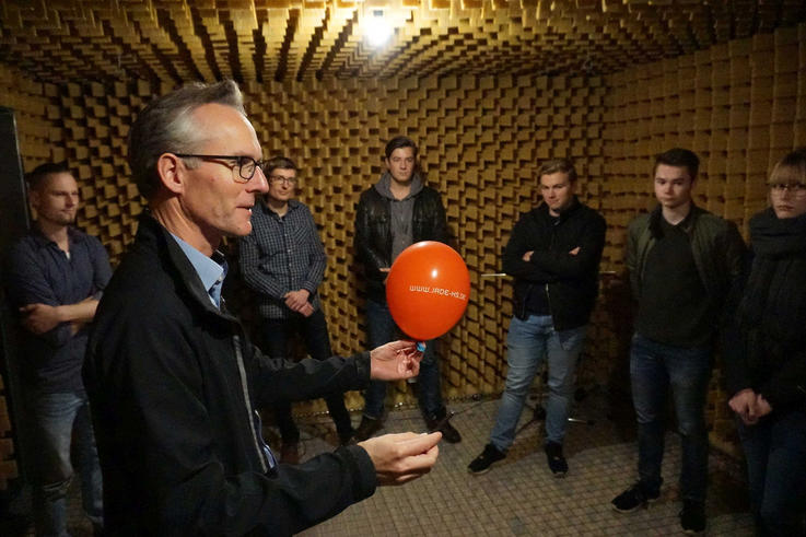Ein platzender Luftballon im reflexionsfreien Raum verdeutlicht Aspekte der Systemtheorie.