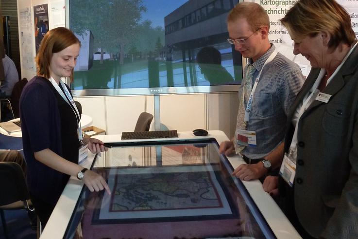 Die Jade Hochschule präsentierte unter anderem den Multi-Touch-Table: Der interaktive Tisch kann unkompliziert mit den Fingern von mehreren Nutzern gleichzeitig bedient werden und wird in Seminaren eingesetzt.