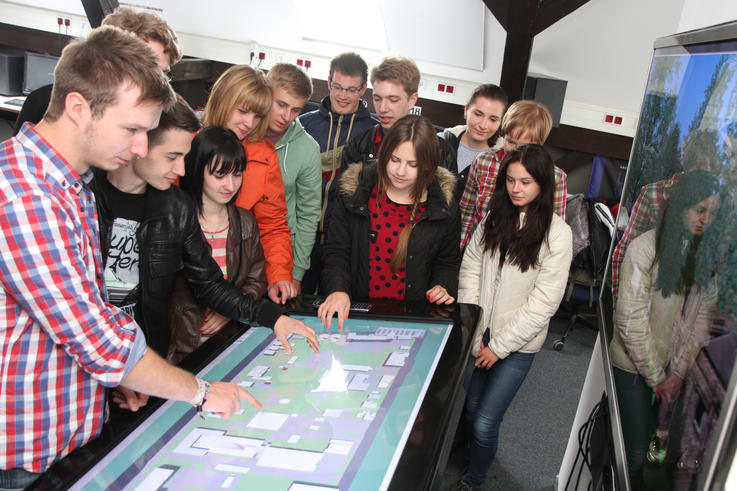 Am Touchtable im 3D-Labor der Jade Hochschule navigieren die ukrainischen Studierenden, um die Daten eines 3D-Modells anzusehen. <span>Foto: Piet Meyer/Jade HS</span>