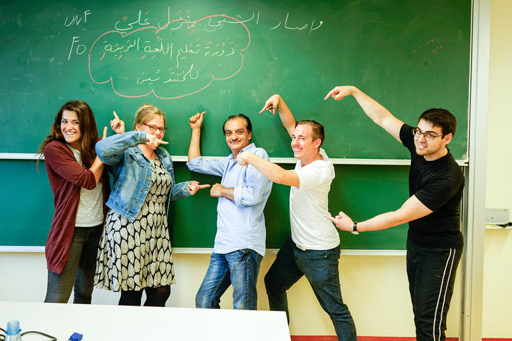 Haben Spaß am Arabisch lernen: Die Teilnehmerinnen und Teilnehmer sowie Lehrer Samer Albahra (mi).