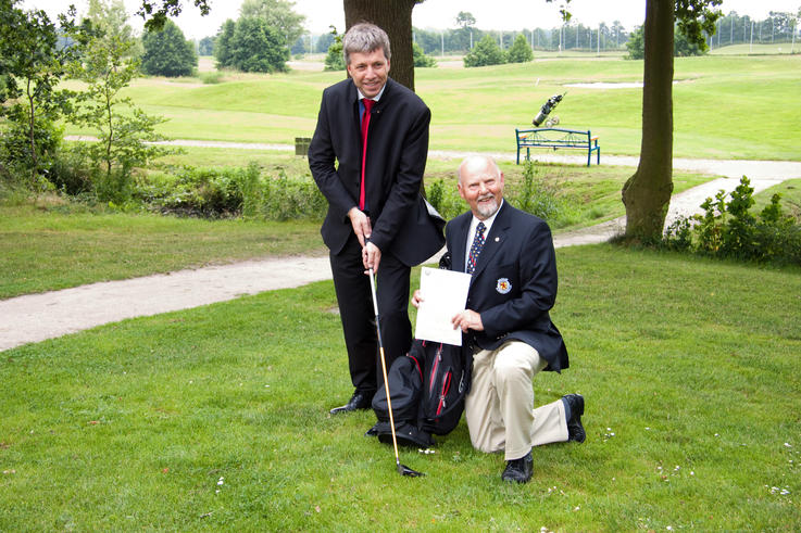 Freuen sich über die Kooperation: Golfclubpräsident Gerhard Redies (re) und Jade Hochschulpräsident Dr. Elmar Schreiber.