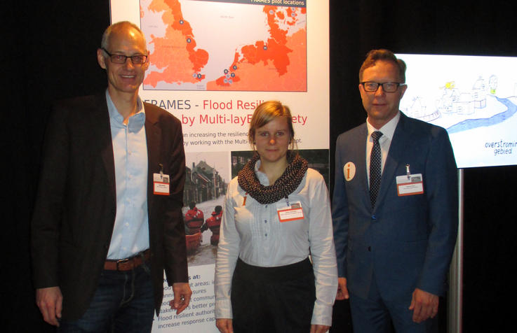 v.l.: Helge Bormann (Jade HS), Jenny Kebschull (Jade HS) und Steven Krol (Provinz Zuid-Holland) am Stand des FRAMES Projekts. <span>: Foto: Jade HS</span>