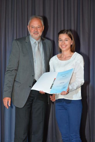 Prof. Dr. Uwe Weithöner überreicht Marie Hehn den DAAD-Preis.