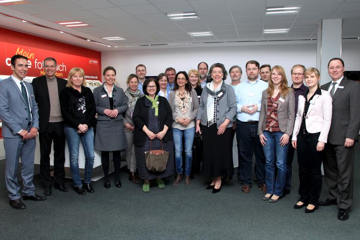 Dekan Prof. Dr. Gerd Hilligweg (2.v.li.) und Mitarbeiter des Fachbereichs Wirtschaft vereinbarten eine enge Kooperation mit CEWE COLOR. Foto: privat