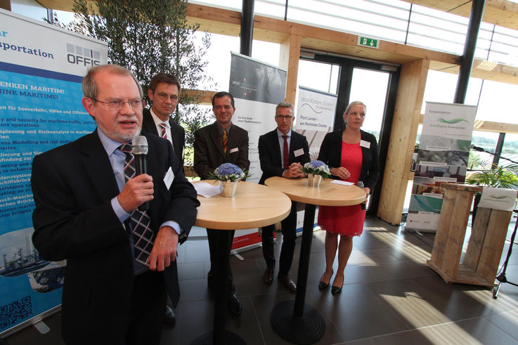 Im Anschluß an die Begrüßungsreden eröffnete Lena Kohlmorgen (re), Geschäftsstellenleiterin MCN, den Fachdialog "Green Shipping" mit (v.l.) Prof. Dr. Klaus-Jürgen Windeck (Jade HS), Jan Müller (Vizepräsident der Oldenburgischen IHK), Prof. Dr. Axel Hahn (OFFIS) und Harald Fassmer (Präsident des Verbandes für Schiffbau und Meerestechnik e.V.)<span>Foto: Piet Meyer</span>