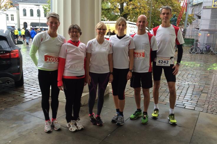 Jade Runners am Ziel (v.li.): Christine Hüsing, Hanne Schumacher, Carola Carstensen, Tanja Ekkel, Eike Betten und Stefan Nicolaus. <span>Foto: privat</span>