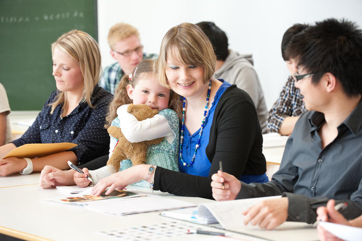 Viele Studierende entscheiden sich für ein Online-Studium, weil es sich gut mit familiären Wünschen und Verpflichtungen vereinbaren lässt.