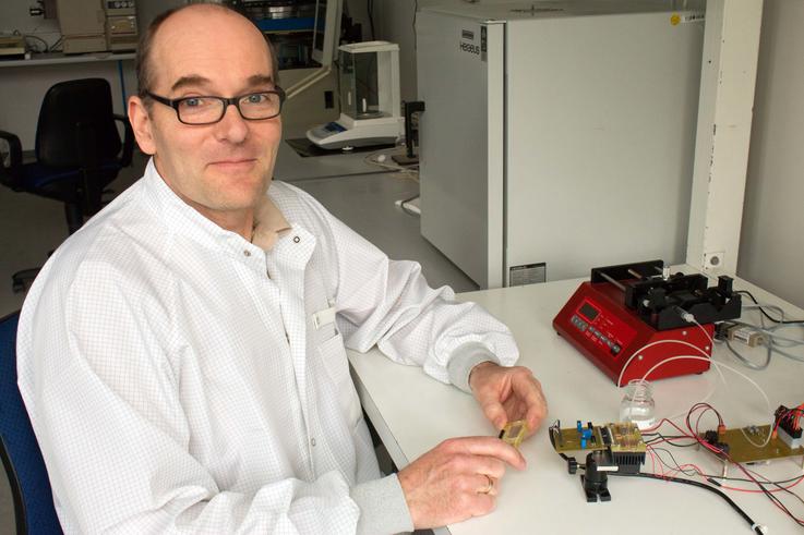 Prof. Dr. Stefan Gaßmann, plant den Bau eines mikrofluidischen Chips, der Wasserproben nehmen und behandeln kann, bevor sie mit gängigen Methoden weiter untersucht werden. <span>Foto: Gaby Pfeiffer/Jade HS</span>