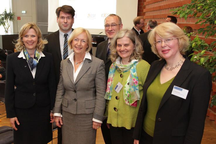 Nahmen an der Eröffnungsfeier des GIZ teil (v.li.): Prof. Dr. Babette Simon, Prof. Dr. Alexander Nicolai, Prof. Dr. Johanna Wanka, Prof. Dr. Manfred Weisensee, Prof. Dr. Katharina Al-Shamery, Dr. Petra Buchholz. Foto: Piet Meyer