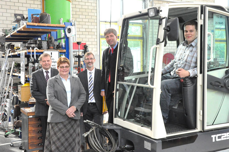 Im Bild von links, ITI-Leiter Prof. Bartelmei, Dr. Karin Brodisch, IHK, Dr. Holger Jongebloed, Wessel-Hydraulik, Jade Hochschul-Präsident Elmar Schreiber, ITI-Projektingenieur Malte Friedemann. (Foto: Lübbe)