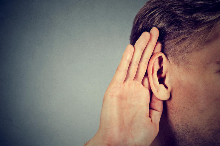 Die neuen Systeme sollen ihren Trägerinnen und Trägern das Gefühl vermitteln, wieder so hören zu können, als hätten sie keine Hörhilfe im Ohr. <span>Foto: fotolia</span>