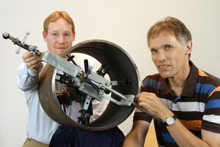 Thorsten Roelfs (li.) und Prof. Dr. Thomas Luhmann vom Institut für Angewandte Photogrammetrie und Geoinformatik der Jade Hochschule entwickelten ein System zur Messung der Rundheit von Rohren.<span>Foto: Piet Meyer</span>