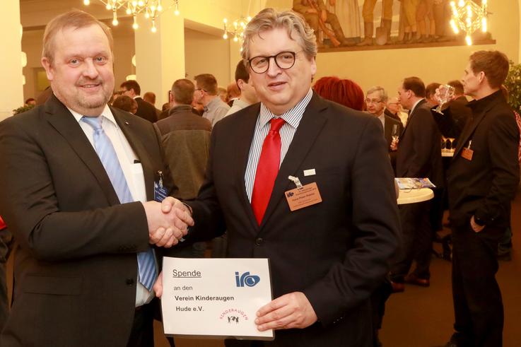 Prof. Thomas Wegener vom Institut für Rohrleitungsbau freute sich, die Spendensumme von 4.677,20 Euro an Hans-Peter Ratzke, der sich für Kinderaugen e.V. engagiert, zu überreichen.