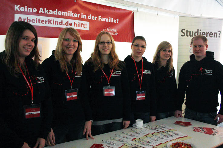 Beraten ehrenamtlich Studierende der ersten Generation (v.li.): Tabea Koop, Alice Föllner, Isabel Kasper, Sandra Eicken, Kerstin Bruns, Martin Nicolai.