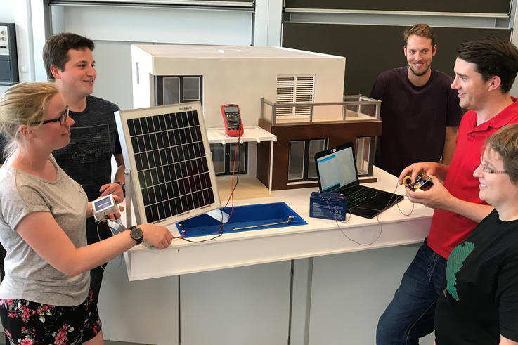 Die Studierendengruppe „Photovoltaik“ aus dem Projekt „Smart House Modell“: (v.l.) Anneke Schüller, Hanke Meinen, Paul Panick, Cole Lewis Rodrigues (TTU) und die wissenschaftliche Mitarbeiterin Nicole Jesse.