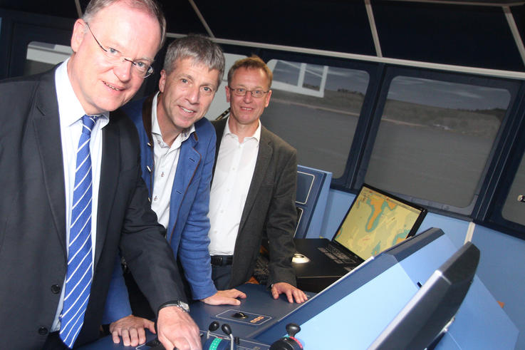 Im Schiffsführungssimulator (v.li.): Ministerpräsident Stephan Weil, Hochschulpräsident Dr. Elmar Schreiber und Prof. Dr. Ralf Wandelt, Dekan des Fachbereichs Seefahrt.<span>Foto: Piet Meyer</span>