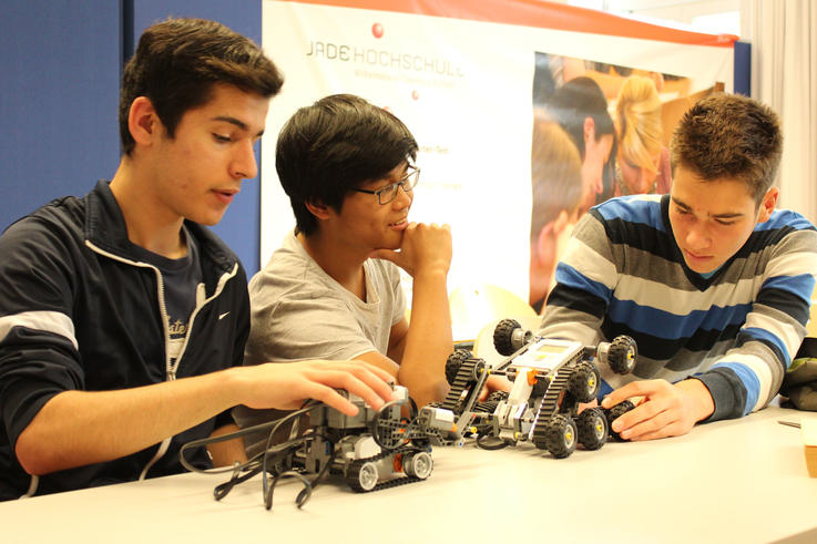 Konstruierten ihre ersten eigenen Roboter (v.li.): die Schüler Hawar Soufi, Frank Lu und Sebastian Apostu. Foto: ITAS