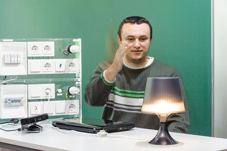 Andrej Albrecht, wissenschaftlicher Mitarbeiter,  beim Versuchsaufbau zur Bewegungssteuerung (Foto: Michael Stephan)