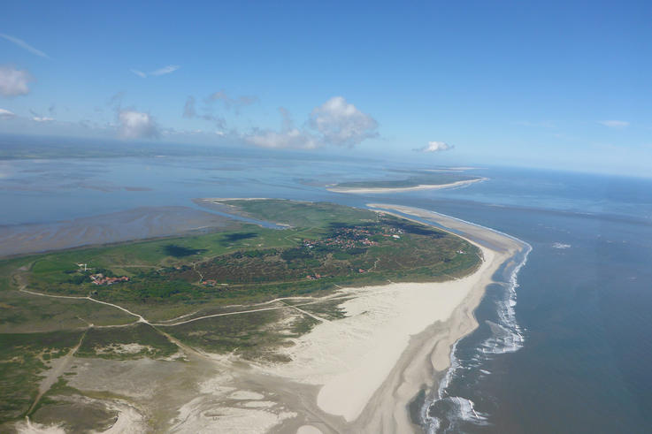 Die Küste verändert sich ständig. Hier die Nordwestseite von Spiekeroog, mit Langeoog und Baltrum im Hintergrund. <span>Nick Rüssmeier/Universität Oldenburg</span>