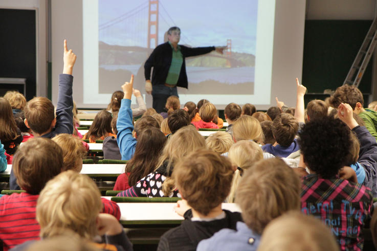 Hörsaal statt Klassenzimmer: Bei der Weihnachtsvorlesung erarbeiteten die Schülerinnen und Schüler der Grundschule Röwekamp physikalische Gesetze im Brückenbau. Foto: Piet Meyer