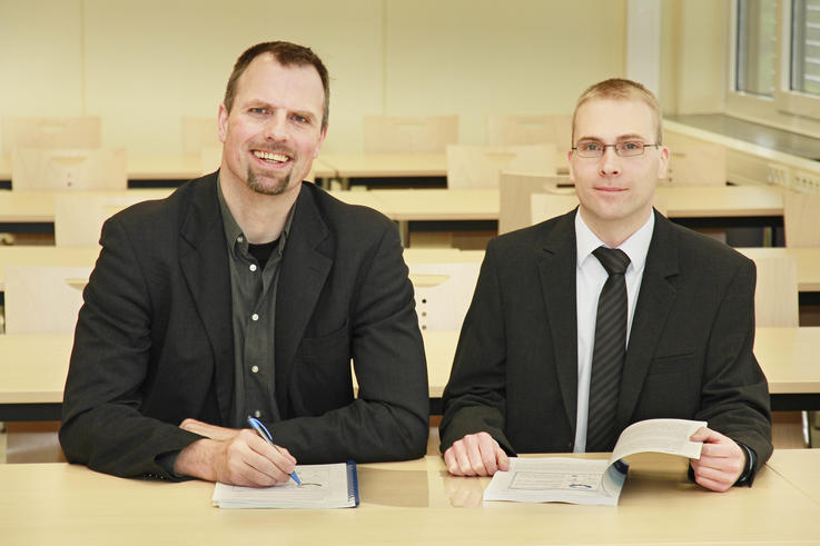 Gute Zusammenarbeit über das Studium hinaus: Dr. Christian Sachs (li), Professor für Betriebswirtschaftslehre an der Jade Hochschule und Michael Klarmann, Absolvent des Master-Studiengangs Wirtschaftsingenieurwesen. Foto: Geert Oeser