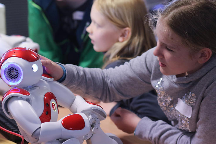 Die Teilnehmerinnen experimentierten mit Technologien, die Menschen im Alltag helfen können - und programmierten einen Roboter. <span>Foto: Piet Meyer/Jade HS</span>