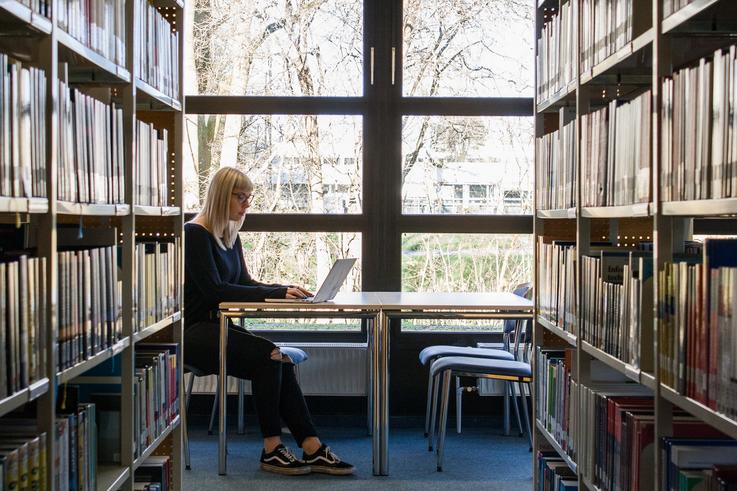 Anika Bödecker, Studentin von Medienwirtschaft und Journalismus, nutzt das digitale Angebot der Hochschulbibliothek. <span>Foto: Nils Astrath/Jade HS</span>