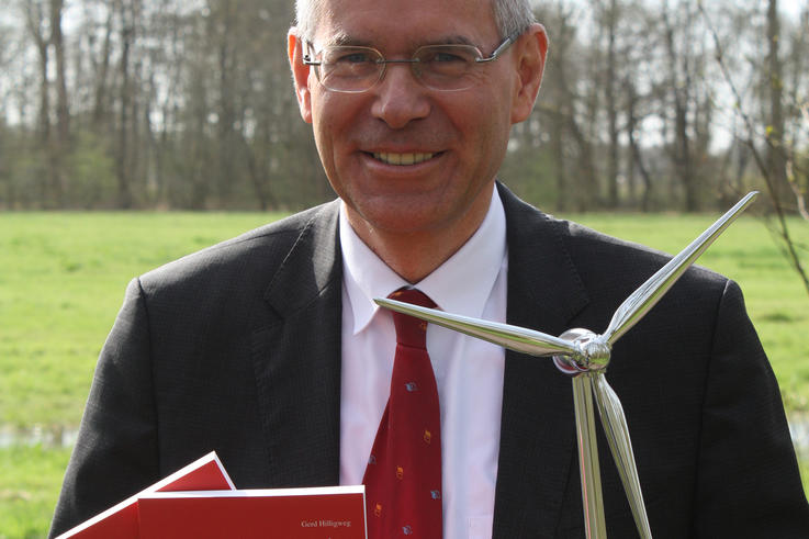 Dekan Prof. Dr. Gerd Hilligweg mit seinem neuen Fachbuch „Grundlagen der deutschen Energiepolitik“. <span>Foto: Jörg Brunßen/Jade HS</span>