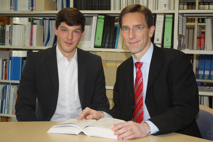 (v.l.) David Skibb und Prof. Dr. Stefan Janßen präsentieren die Forschungsergebnisse zur Entwicklung der KMU in der Region Weser-Ems.
