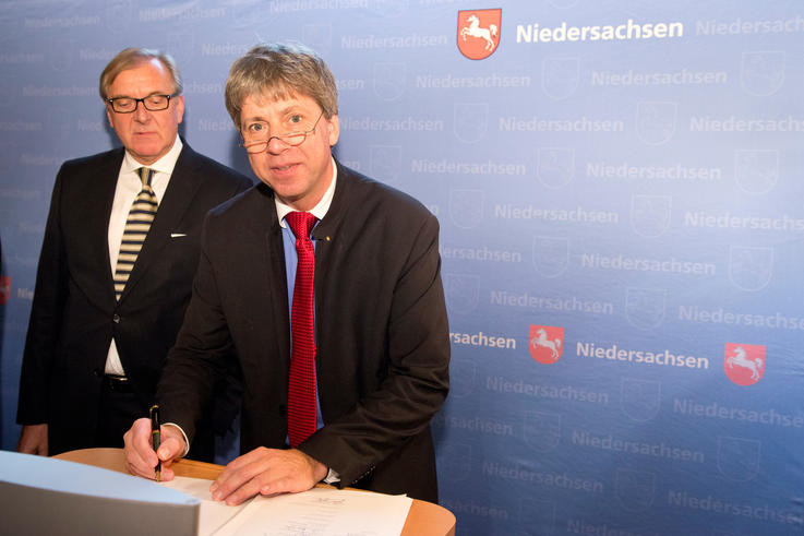 "Wir freuen uns, dass unsere Hochschule mit diesem Vertrag eine Sicherheit für die nächsten fünf Jahre bekommen hat", sagt Präsident Dr. Elmar Schreiber. <span>Foto: MWK</span>