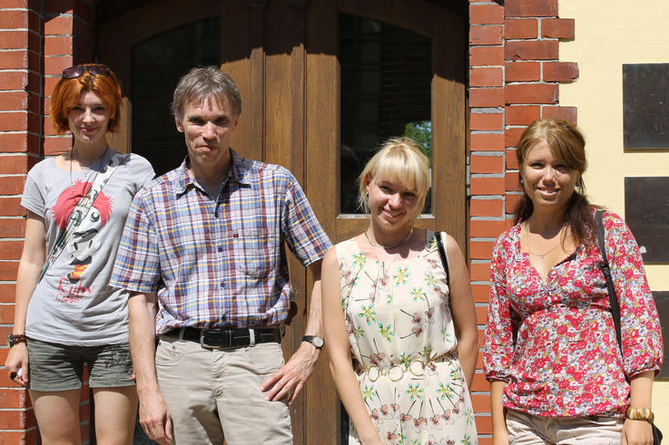 Unter der Leitung von Prof. Dr. Thomas Luhmann (2.v.li.) forschen die ukrainischen Gastwissenschaftlerinnen Julia Mezlikina, Julia Kravchenko und Tanja Kvartych (v.li.) derzeit am Institut für Photogrammetrie und Geoinformatik der Jade Hochschule.