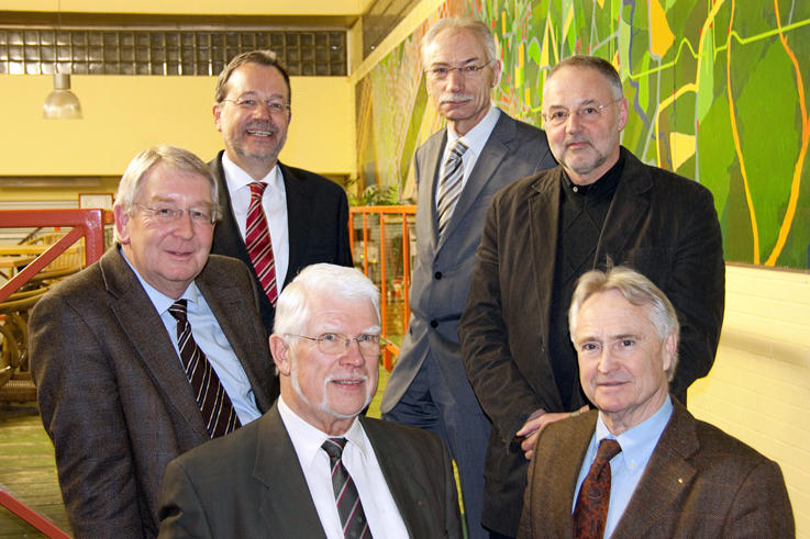 Der Vorstand des Vereins zur Förderung der Fachhochschule in Wilhelmshaven (v.li.): Hinten: Lothar Reichelt, Jürgen Thiedemann, Mitte: Vorsitzender Rudolf Schulze, Prof. Dr. Uwe Weithöner; Vorne: Prof. Dr. Dieter Godel, Rüdiger Nietiedt. Foto: Sonja Wessels