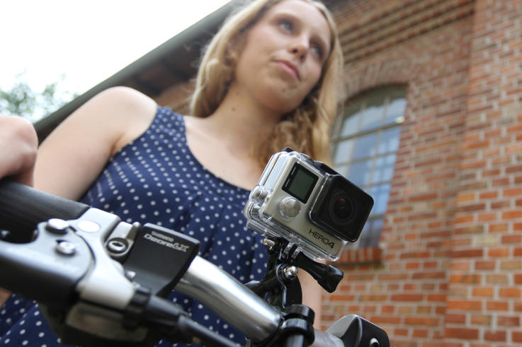 Das Projekt „Bikeability“ nutzt die in Videodateien enthaltenen Ortsinformationen: Mithilfe einer auf dem Lenker montierten Kamera und eines GPS-Trackers werden Videodateien und GPS-Positionsdaten erfasst und anschließend zu einem Video kombiniert. <span>Foto: Piet Meyer/Jade HS</span>