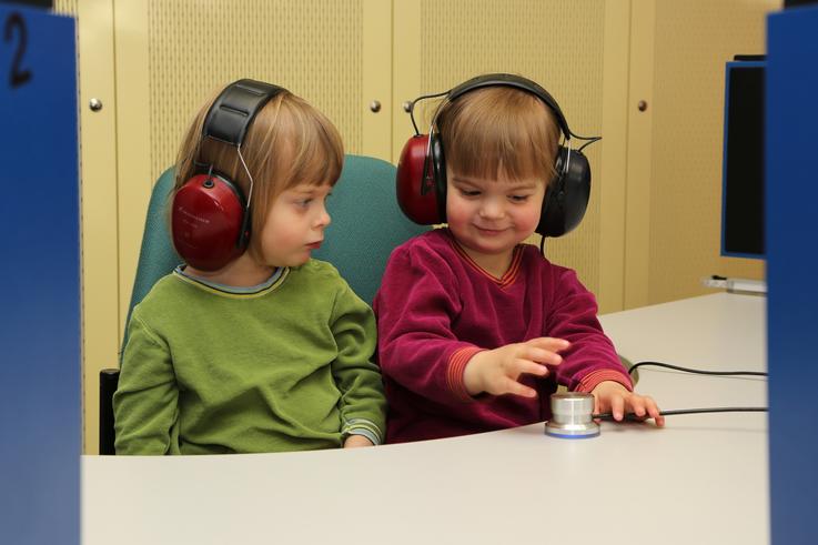 Nicht nur die Hörschwelle – die Lautstärke, ab der ein Kind ein Geräusch wahrnimmt – sollte untersucht werden, sondern auch die Reife des beidohrigen (binauralen) Hörens. Diese ist Voraussetzung für die Ortung von Geräuschen. <span>Foto: Eberhard Petzold</span>