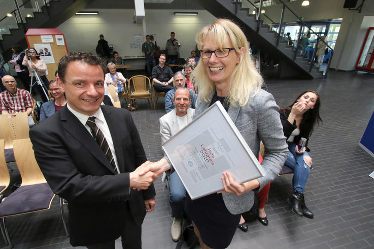 Vizepräsidentin Prof. Dr. Andrea Czepek übergibt die Urkunde an den Preisträger des 1. Jade Lehrpreises Andreas Baumgart. <span>Foto: Piet Meyer/Jade HS</span>