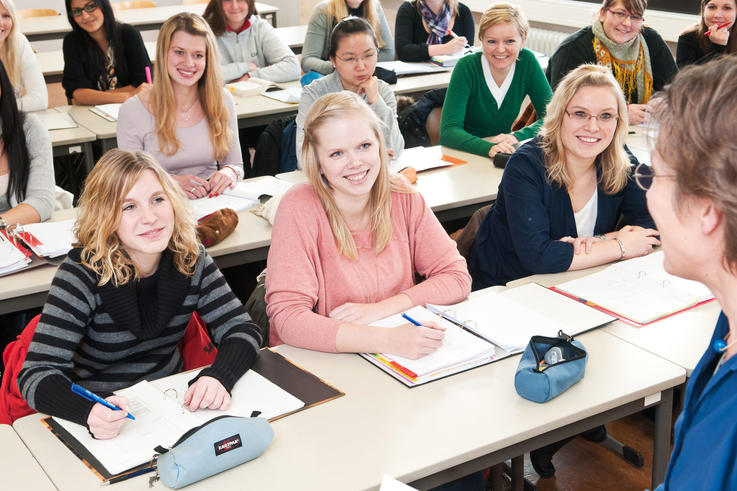 Auch Diskussionsrunden mit Studentinnen und Gespräche mit Fachfrauen über Berufsperspektiven sind Teil des Programms von „Studentin auf Probe“. Foto: Michael Stephan