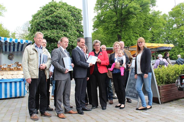 Freuen sich über den erfolgreichen Abschluss des LUNA-Projekts: (v. l., vordere Reihe) Helmut Cramer, Stadtwerke Norden; Claudio Schrock-Opitz, Kurverwaltung Norddeich; Prof. Dr. Enno Schmoll, Jade Hochschule; Bürgermeisterin Barbara Schlag; Cathy Latour (mit Maelle-Tamea), Jade Hochschule; Sandra Spielbrink, Jade Hochschule. (v. l., hintere Reihe): Jens Albowitz, Kurverwaltung Norddeich; Hans-Peter Ratzke, Jade Hochschule; Sabine Piller; Norbert Wiske, Stadt Norden; Johann Memmen, Stadt Norden.