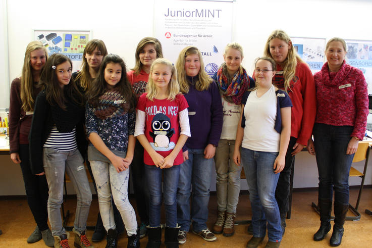 Die Schülerinnen der Klasse 7b der Oberschule (ObS) Bockhorn waren mit Ihrer Fachlehrerin für Chemie und Physik, Dagmar Röhm, gekommen.