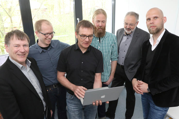 An den Feldversuchen waren neben Henning Früchtenicht (3.v.l.) auch Ulrich Hauptmann (1.v.l.), Henning Bohlken (4.v.l.) und Tobias Blachetta (nicht im Bild) sowie Vizepräsident Prof. Dr. Uwe Weithöner (5.v.l.) von der Jade Hochschule beteiligt. Sascha Ulfig (2.v.l.) und Christian Greve (re) von der Firma Cisco Systems freuten sich über den Input der Hochschul-Netzwerk-Experten.<span>Foto: Jade HS/<span>