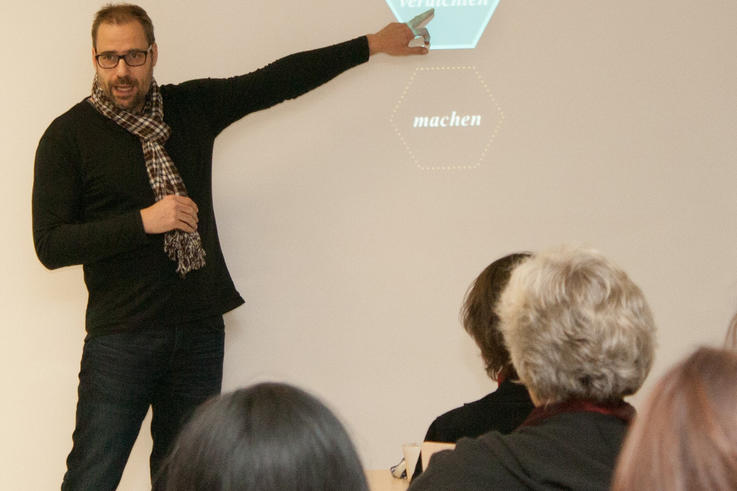 „Herumzuspinnen“ ist für den Wilhelmshavener Designer und Coach Andreas Jacobs bei der Ideenfindung mehr als erlaubt. Foto: Sonja Irouschek