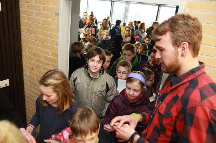 Dichtes Gedränge beim Einlass zur diesjährigen Jade Kinderhochschule.